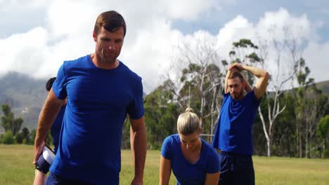 personas en forma que hacen ejercicio en el campamento de entrenamiento 4k