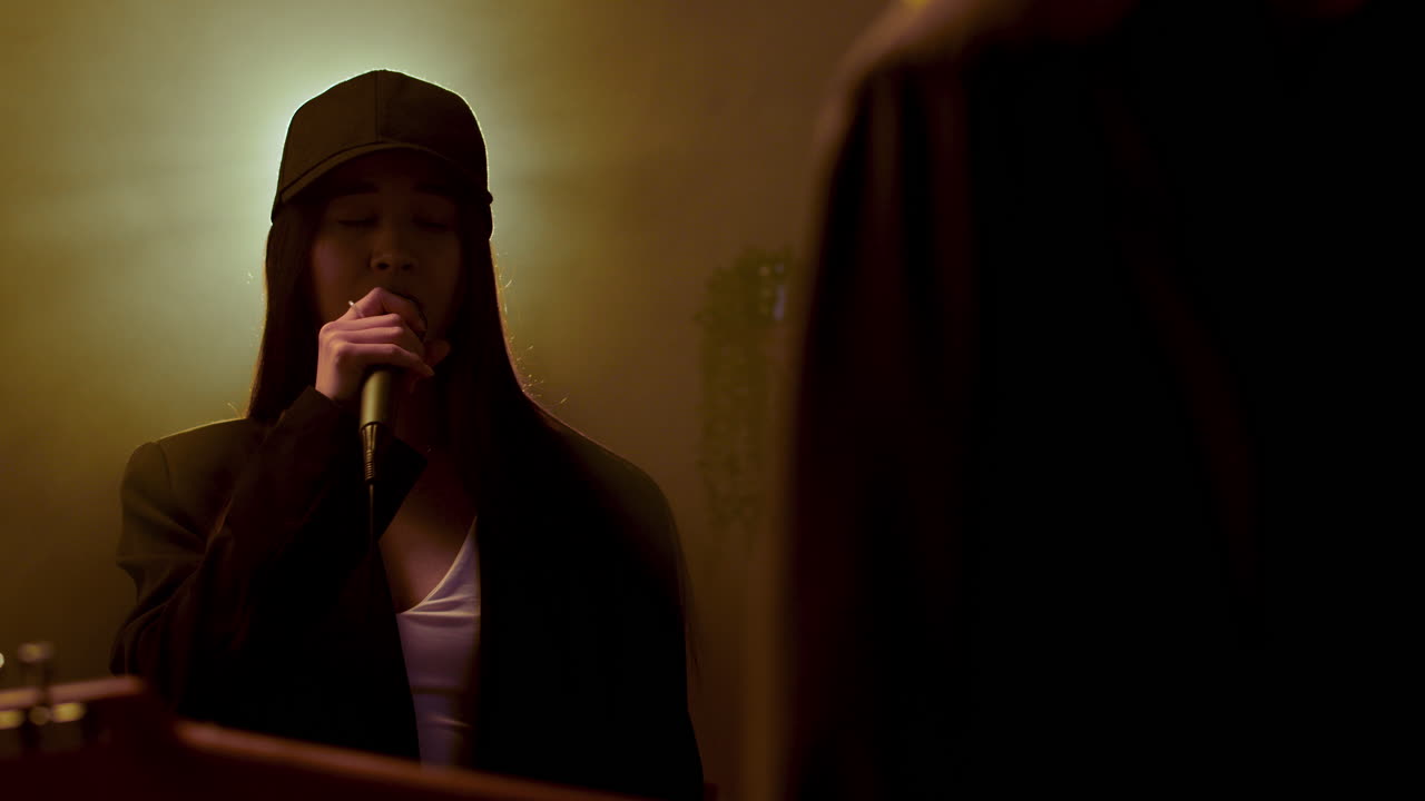 두 친구 가 음악 을 연주 하고 있다