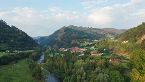 vista aérea de drones de primera categoría sobre el río riocorvo cartes, en el valle de besaya, cantabria, norte de españa