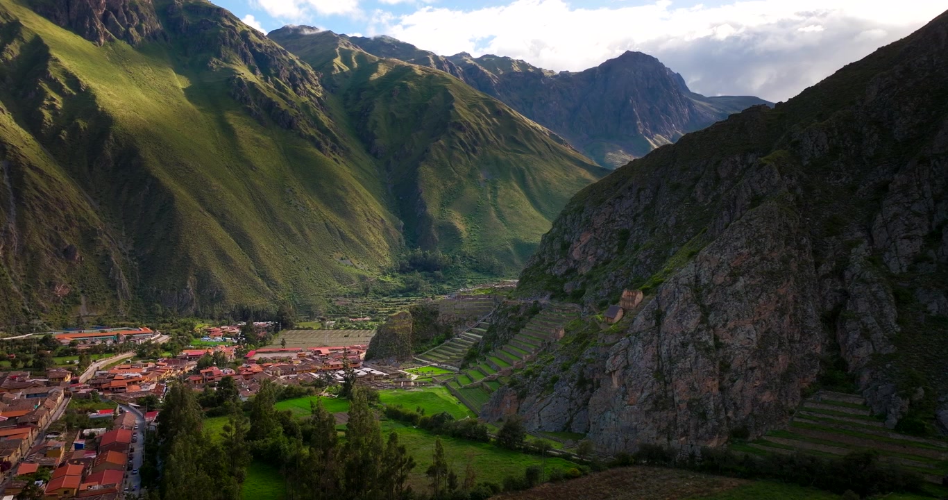 Ollantaytambo, storico villaggio Inca nella Valle Sacra del Perù meridionale, vista aerea.