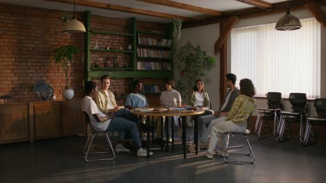 estudiantes en un grupo de estudio