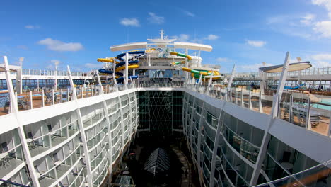coloridos toboganes de agua y piscina en la parte superior de la vista cinematográfica de un crucero de lujo | cubierta superior de un crucero de lujo con un hermoso parque acuático y piscinas, cruceros, viajes