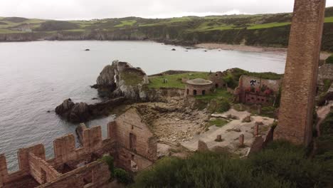 Vista-Aérea-De-Porth-Wen-Sobre-La-Fábrica-De-Ladrillo-Industrial-Victoriana-Abandonada-Que-Permanece-En-La-Costa-Erosionada-De-Anglesey