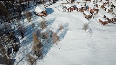 Blick-Auf-Eine-Skipiste-Neben-Dem-Dorf-Saas-Fee,-Schweiz,-Schweizer-Alpen