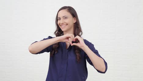 gesto del corazón mostrado por una niña india