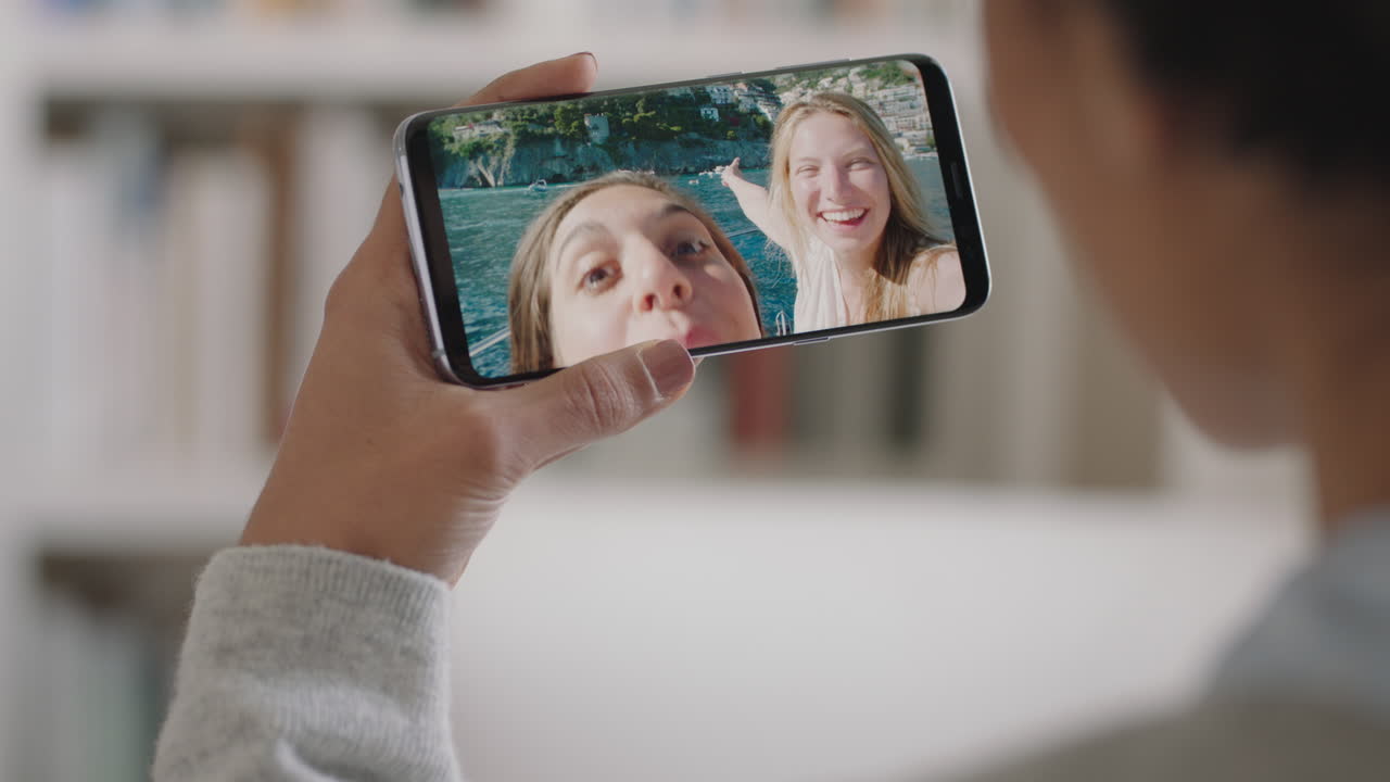 mujer hablando en video usando su teléfono inteligente con amigos felices de vacaciones en italia compartiendo experiencia de viaje divirtiéndose vacaciones comunicándose en teléfono móvil imágenes 4k
