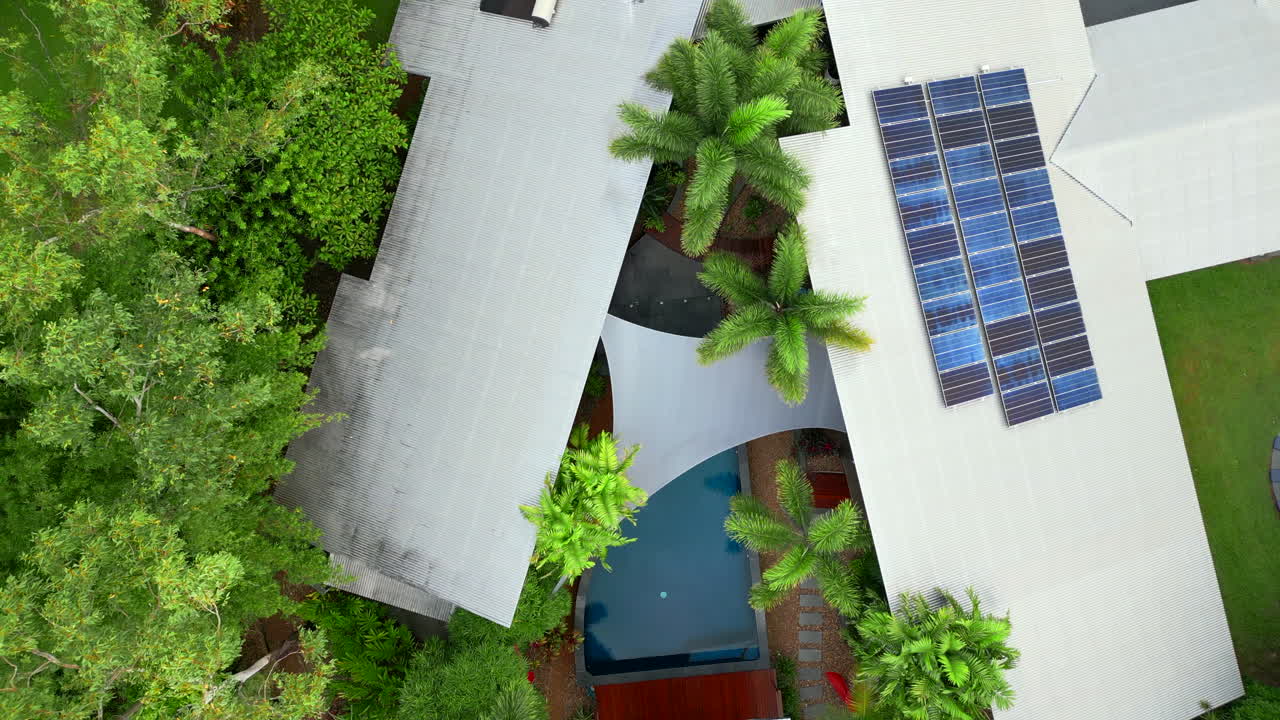 고급스러운 수영장과 베란다를 구축하는 시골의 명실상부한 열대 스타일의 집  의 공중 드론