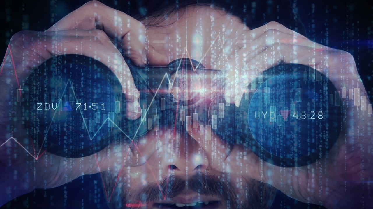 hombre caucásico guapo enfocando el binocular y los efectos de luces moviéndose en primer plano.