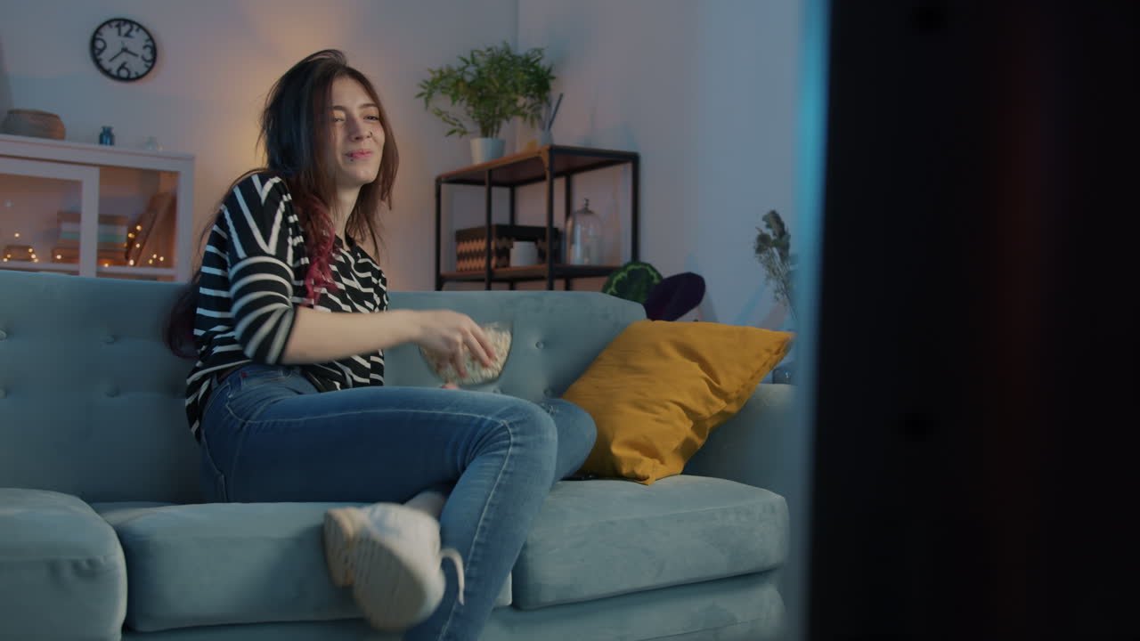 집에서 tv를 보는 여자