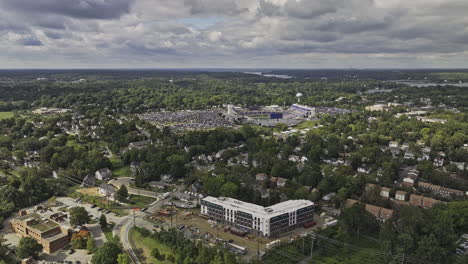 Sobrevuelo-Aéreo-V19-De-Annapolis,-Maryland-Y-Alrededor-De-Una-Zona-Residencial-Que-Captura-Vistas-Del-Estadio-Conmemorativo-Del-Cuerpo-De-Marina,-Admiral-Heights-Y-El-Río-Severn---Filmado-Con-Mavic-3-Pro-Cine---Septiembre-De-2023