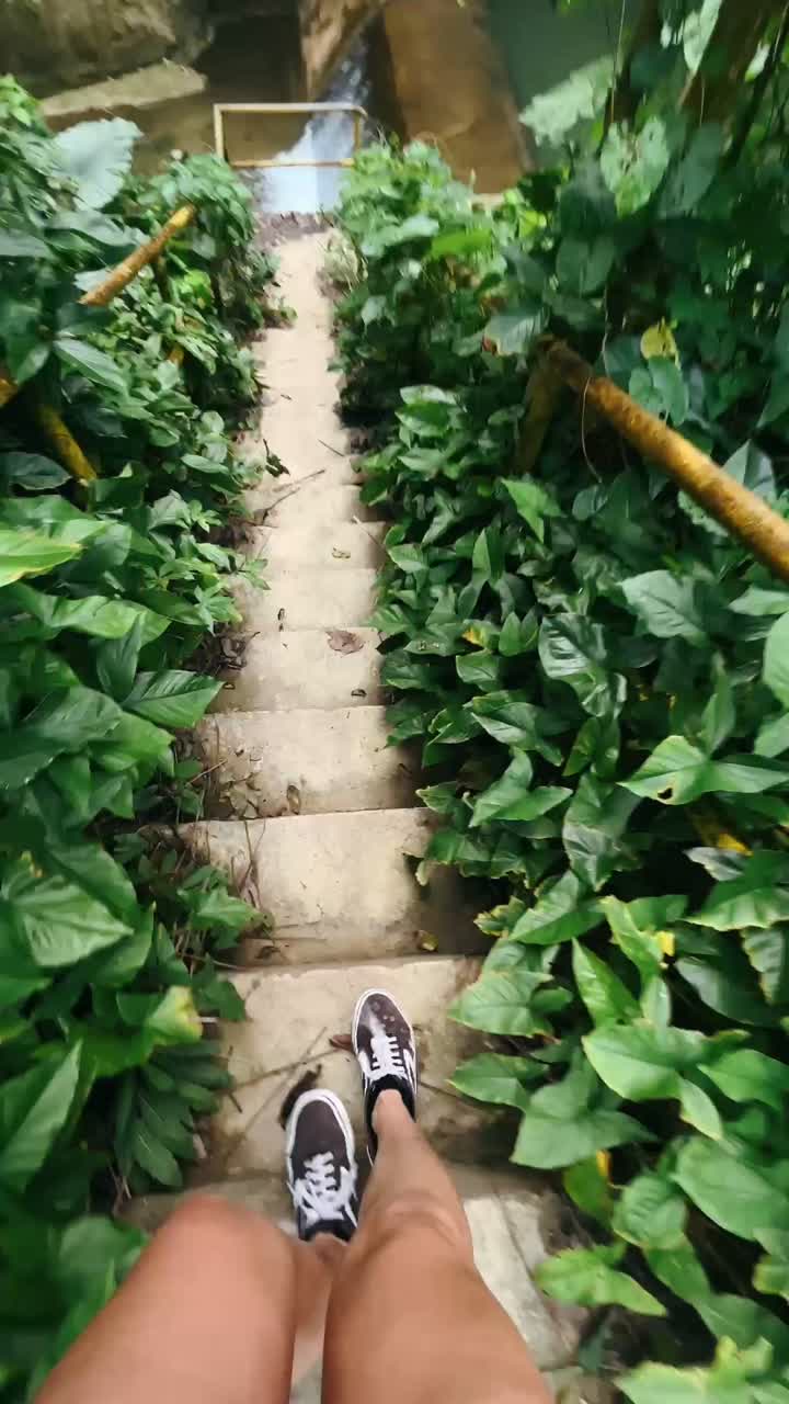 caminando por las escaleras hacia una cascada.