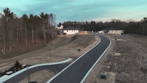 Ein-Ausgefallenes-Und-Speziell-Gebautes-Straßenschild-Während-Der-Bauarbeiten-In-Der-Abenddämmerung