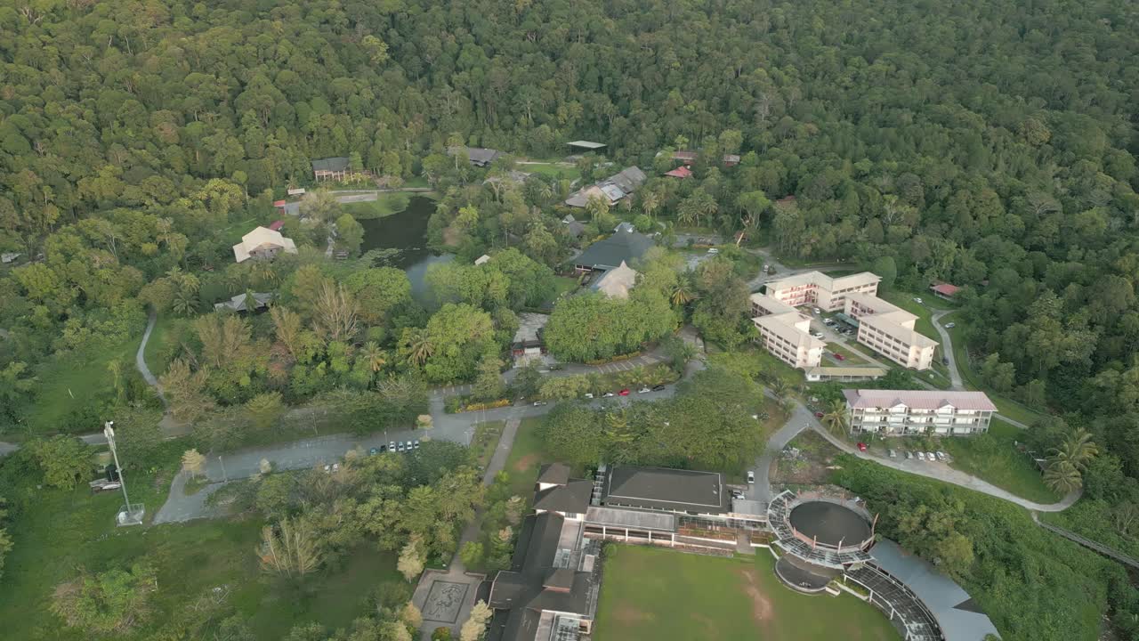 보르네오 의 산투봉 과 사라와크 문화 마을 의 저녁 에 에어뷰