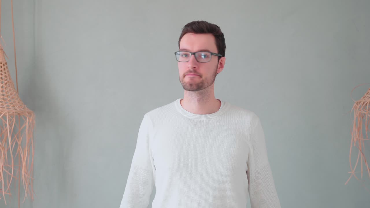 joven dice que no, rechazo de retrato, no debe ser, insatisfecho no quiere hacer, falta de consentimiento gafas de barba hipster