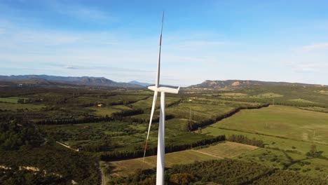paisaje rural de granjas eólicas con enormes aspas giratorias de turbinas altas en un día ventoso