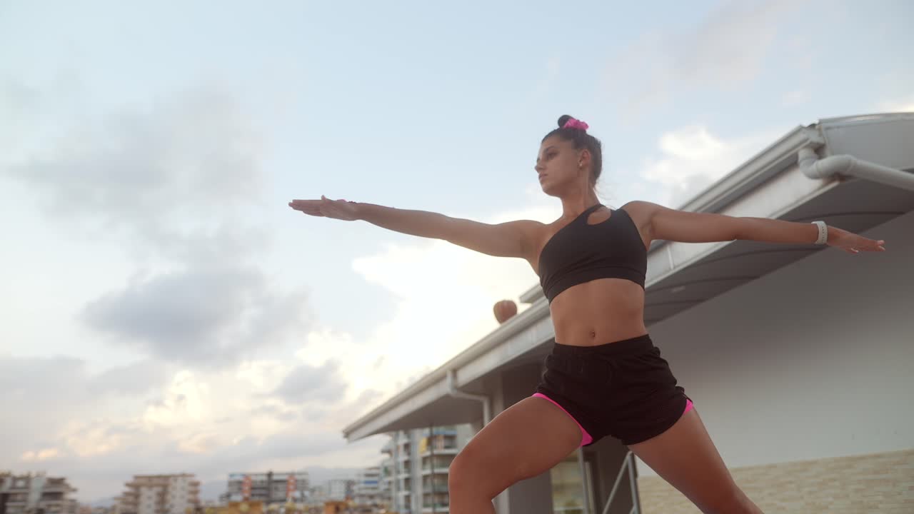 mujer haciendo yoga en un techo