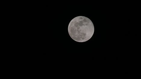 un lapso de tiempo de la luna desde la mitad del cuadro después del eclipse lunar en tailandia el 8 de noviembre pasado de 2022