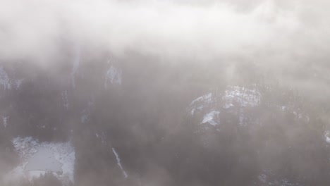 Wolken-In-Den-Wäldern-Mit-Bergen