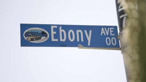 Ebenholz-Avenue-Straßenschild-In-Imperial-Beach,-Kalifornien,-Zeitlupe