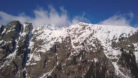 Cima-De-La-Montaña-Nieve-Hielo-Turismo-Deporte-Eco-Viajes-Montañas-Picos-Acantilados-Rocas-Crestas-Paisaje-Drone-Vuelo-Aéreo-En-Rila,-Bulgaria