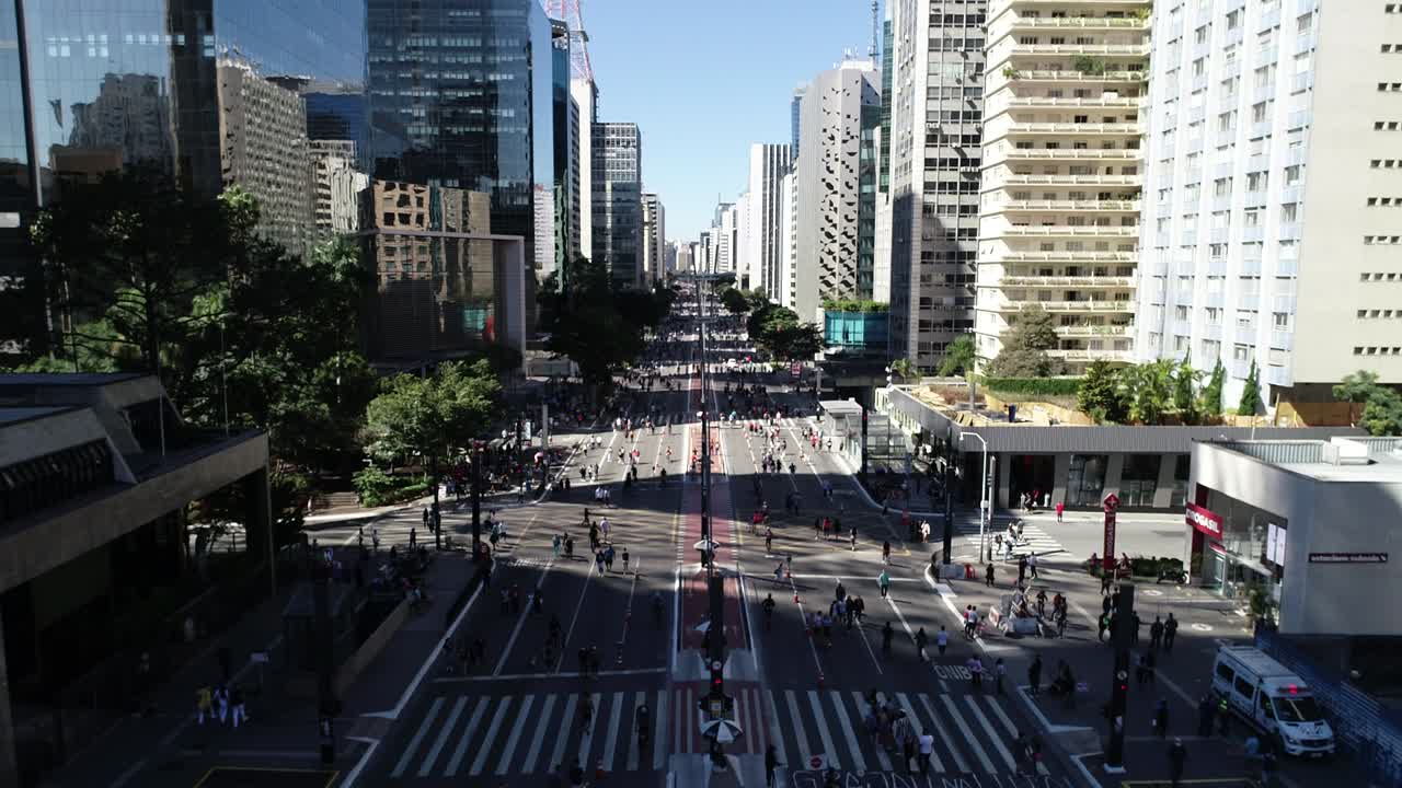 상파울로 (são paulo) 의 파울리스타 (avelista) 거리의 공중 풍경, 수도의 주요 거리. 일요일, 자동차 없이, 거리에서 는 사람들과 함께