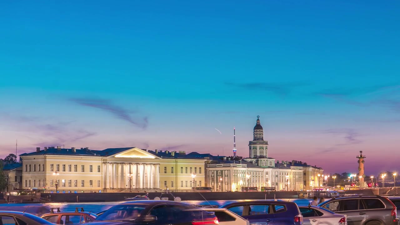 Kunstkamera-bygningen og bybilledets nat-timelapse set fra Admiralitetskajen med trafik. Bygget i 1727 er Kunstkamera det første russiske museum