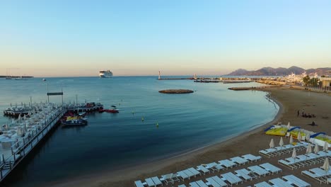 Vista-Aérea-De-La-Playa-De-Cannes-Por-La-Mañana