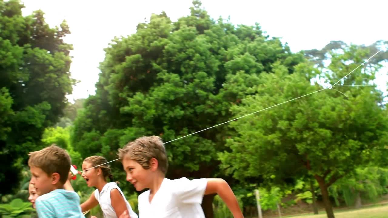 어린이 들 이 공원 에서 나비 를 가지고 놀고 있다