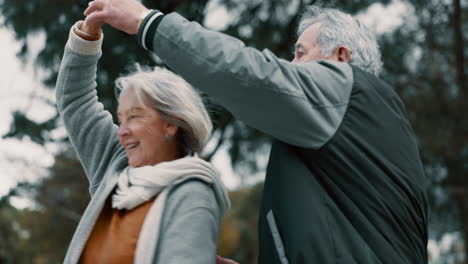 Baile,-Feliz-Y-Una-Pareja-Mayor-En-La-Naturaleza