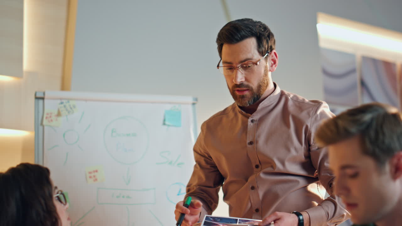 el gerente supervisa el equipo de trabajo en una reunión de negocios. el ceo explica el proyecto.