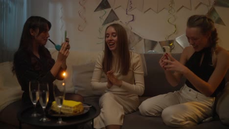 amigas celebrando un cumpleaños.