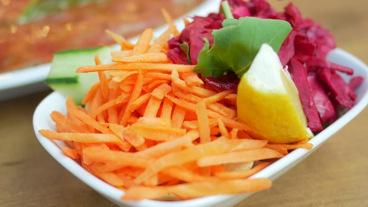 신선한 당근과 은 고추 러드와 레몬