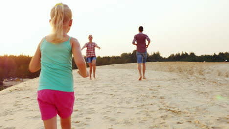 Mädchen,-Das-Mit-Seinen-Eltern-Spielt,-Lässt-Sie-Durch-Den-Sand-Am-Strand-Laufen-Prores-Hq-422-10-Bit-Video