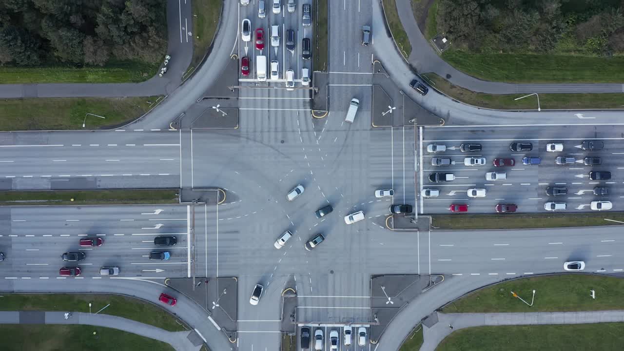 gran intersección en el centro de la ciudad de reykjavik, islandia, de arriba hacia abajo