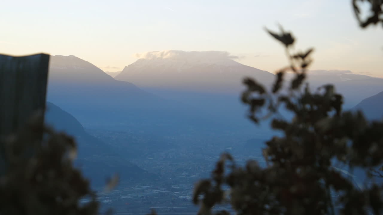 Vista dalla vetta della valle trentina in Italia durante l'ora d'oro