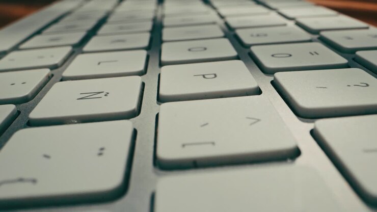 Esta é uma vista detalhada de um teclado elegante e moderno que exibe suas teclas suaves e um design geral elegante.