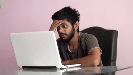 Beard-man-watching-stock-market-crashing-news-on-laptop-and-reacting