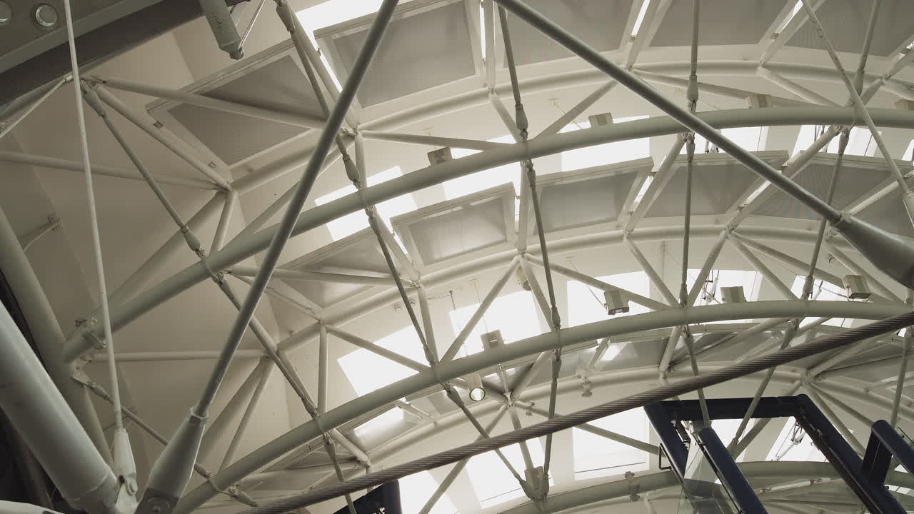 Dettaglio di architettura moderna, soffitto in vetro nell'edificio degli uffici, architettura aziendale moderna