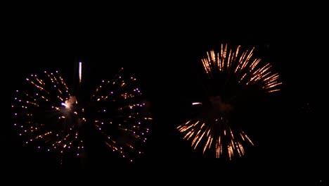 Llenando-El-Cielo-Nocturno-De-La-Playa-De-Un-Popular-Destino-Turístico-Con-Luces-Coloridas-Para-Un-Festival-Internacional-De-Fuegos-Artificiales