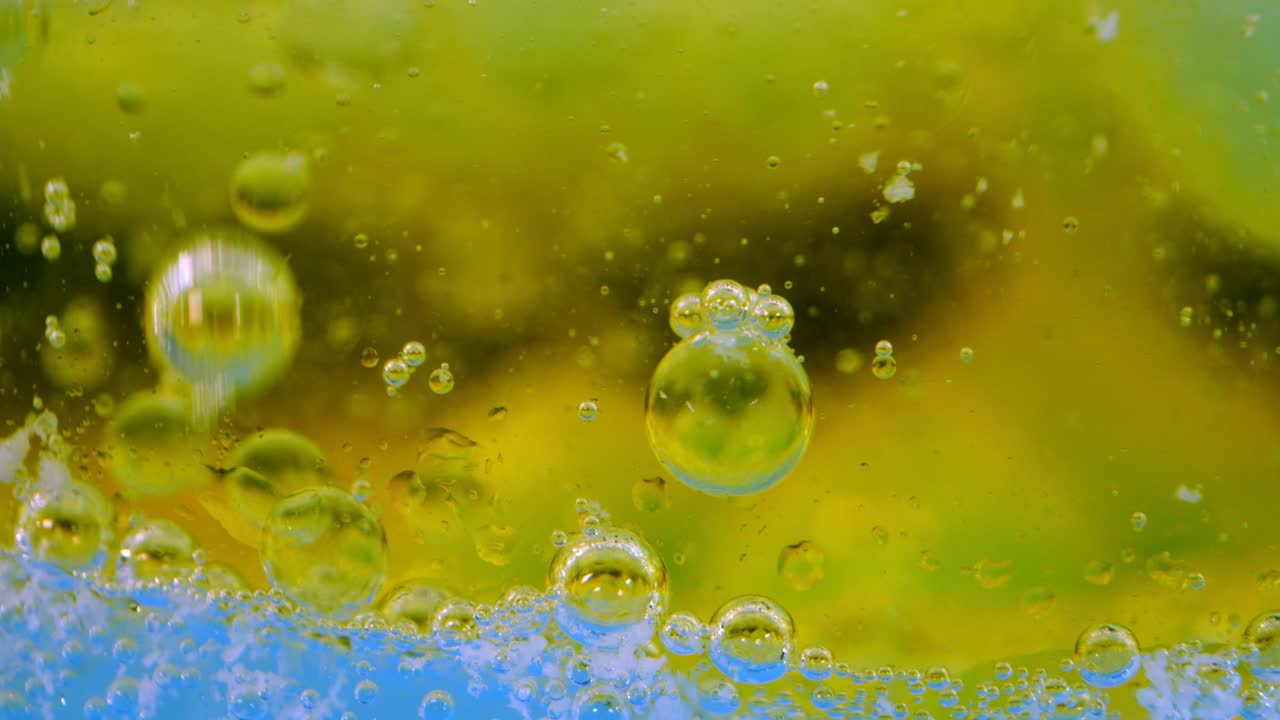 burbujas en el agua de aceite