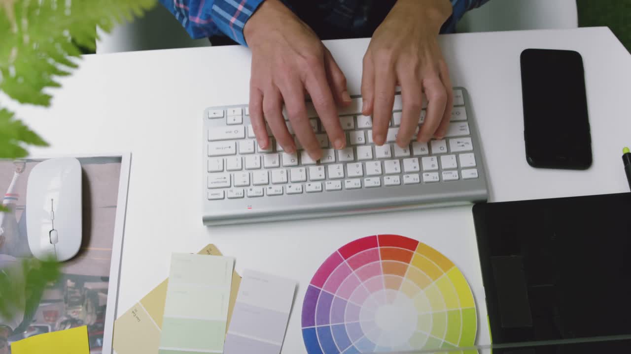 mujer joven que trabaja en una oficina creativa