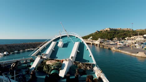 Un-Transbordador-Vehicular-Que-Llega-A-La-Isla-De-Gozo-Con-La-Proa-Abriéndose-Para-Dejar-Que-Los-Autos-Partan