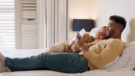 telefon, soziale medien und liebe mit einem paar im bett