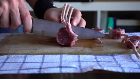 chef preparando chuletas de cordero para el envejecimiento en seco, proceso de carnicería