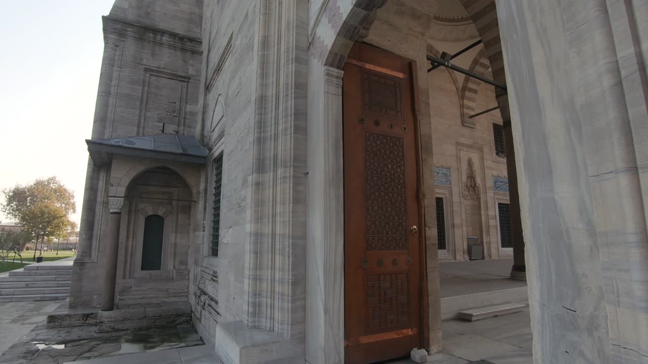 İstanbul, Türkiye'deki Süleymaniye Camii'nin dış detayları. Aşağı eğimli çekim.
