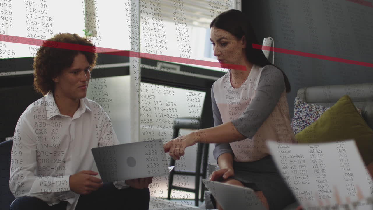 Animazione dell'elaborazione dati su diverse figure professionali che utilizzano un portatile