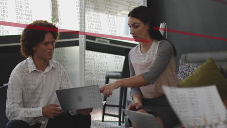animación del procesamiento de datos en diversas personas de negocios que usan computadoras portátiles