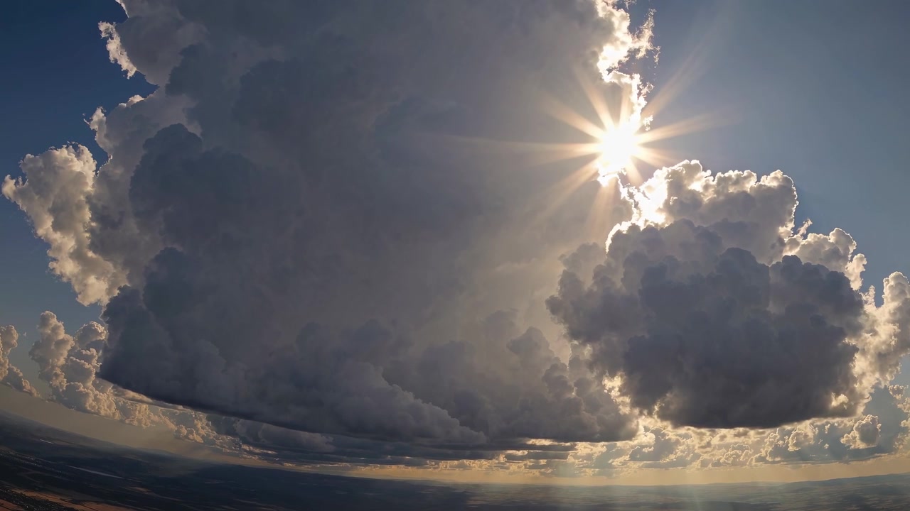 Sollys skinner bag store stormskyer på himlen