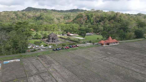 Wunderschöne-Luftaufnahme-Des-Banyunibo-Tempels,-Eines-Buddhistischen-Tempels-Unweit-Des-Ratu-Boko-Tempels-Und-Des-Prambanan-Tempels