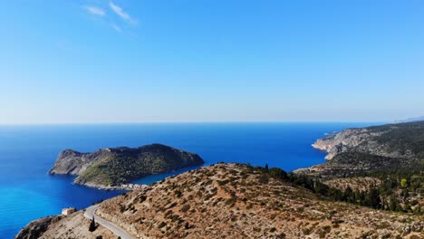 El-Camino-A-La-Isla-De-Assos-Kefalonia,-Grecia---Toma-Aérea-De-Drones